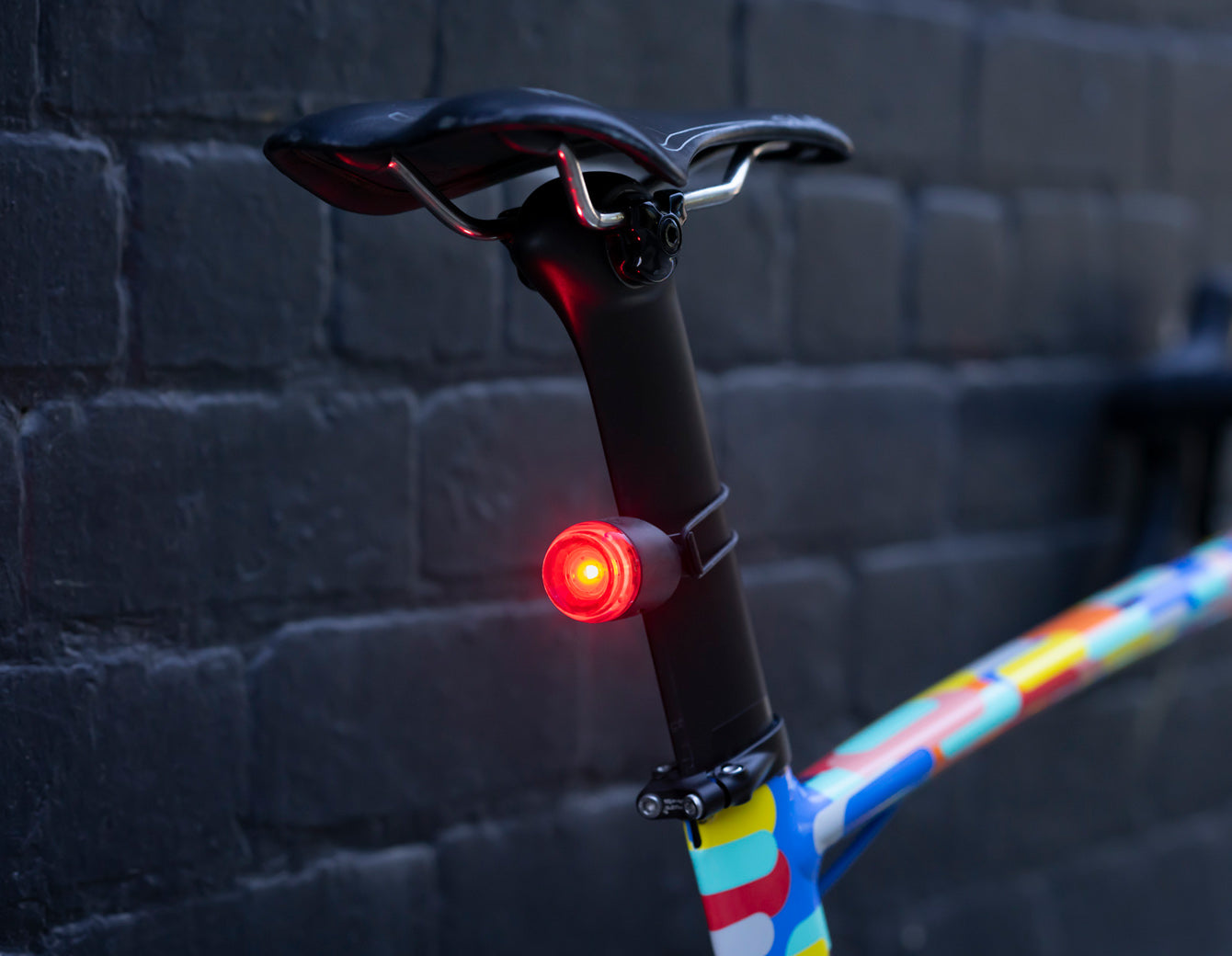 Мигалка задня Knog Plug Rear 10 Lumens Grey
