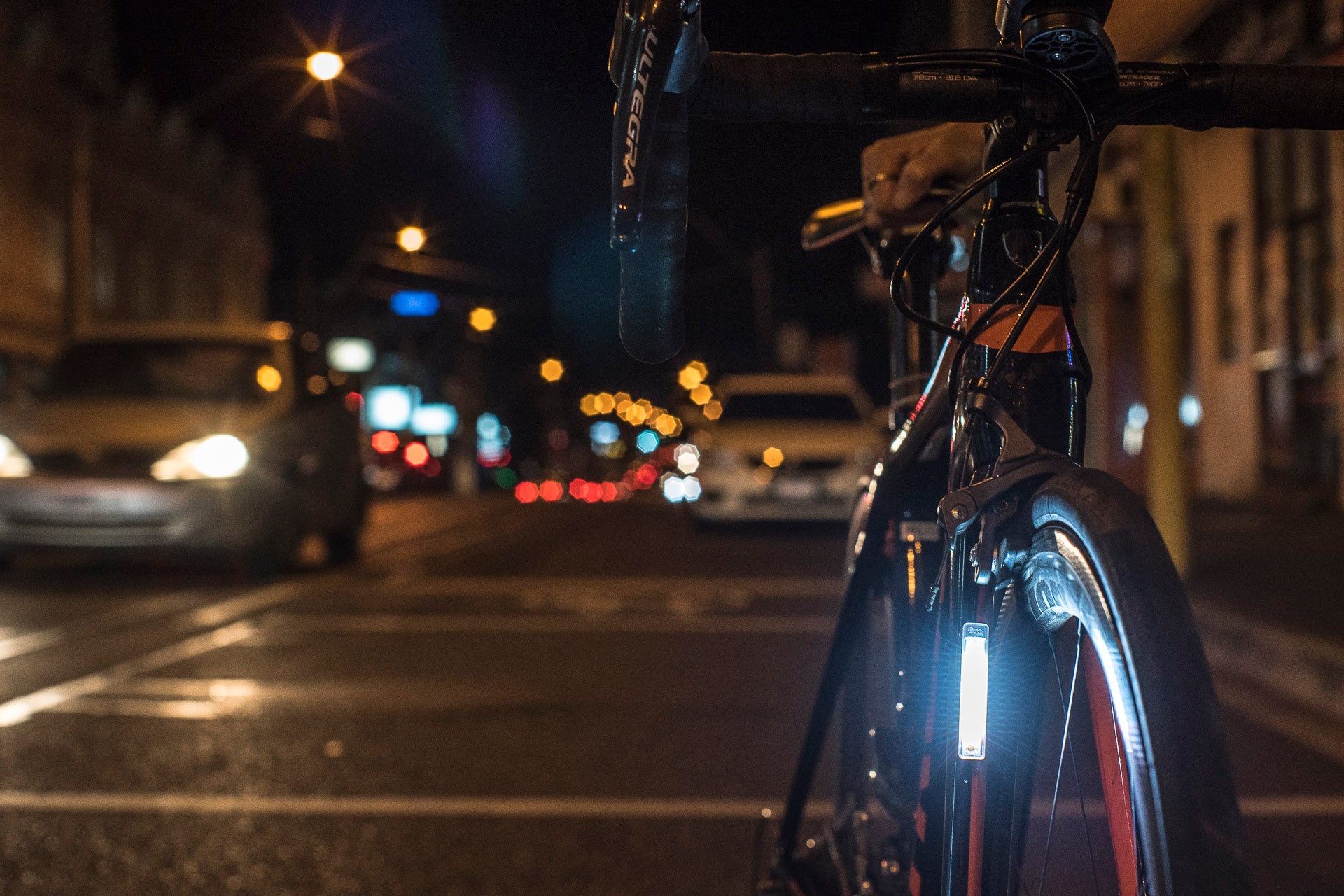 Мигалка задня Knog Plus Rear 20 Lumens Translucent